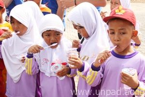 Students of SDN Majasih 2 learning to brush their teeth correctly (Photo: Arif Maulana)