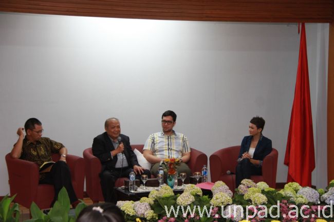 Prof. Dr. Jusuf Anwar (kedua dari kiri) bersama narasumber lain dan moderator di acara “The Next Generation 2013: Buiding a Visionary Spirit in the Younger Generation” yang digelar BEM FH Unpad (Foto: tedi Yusup)*