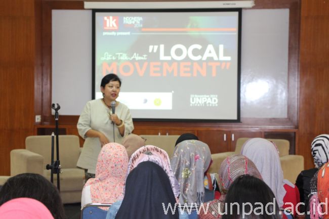 Poppy Savitri (Sekretaris Direktorat Jenderal Ekonomi Kreatif Berbasis Media, Desain dan Iptek Kementerian Pariwisata dan Ekonomi Kreatif) saat memaparkan materinya di workshop "Kreasi Sarung" di Executive Lounge Unpad *