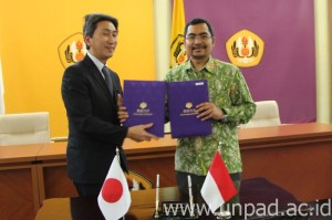 Wakil Rektor Bidang Penelitian, Pengabdian Kepada Masyarakat, dan Kerja Sama Unpad, Dr. med. Setiawan, dr. dan Director of Office of International Strategy University of Tsukuba , Dr. Osamu Ohneda (Foto oleh: Tedi Yusup)*