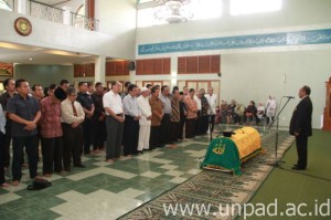 Faculties and staff pay homage to the deceased at Al Jihad Mosque on Monday (25/11)