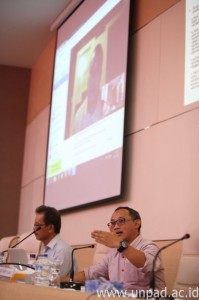Eko Bambang Subiantoro  (kanan) dari Aliansi Laki-Laki Baru dan Yasraf Amir Pialang (Dosen ITB) saat menjadi narasumber pada dialog bertema "Penghapusan Kekerasan Berbasis Gender" di Bale Rucita Unpad Jatinangor, Senin (25/11). (Foto oleh: Dadan T.)*