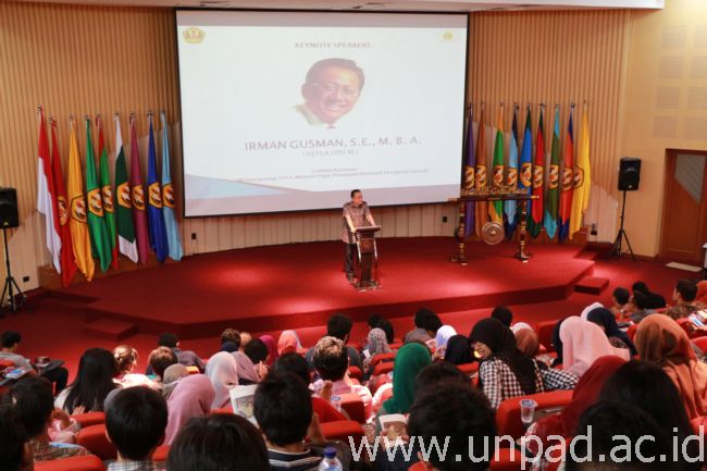 Ketua DPD RI Irman Gusman, SE., MBA. saat menyampaikan keynote speech pada Seminar Nasional “Menyongsong Pemilu 2014: Mencari Figur Kepemimpinan Alternatif Perspektif Daerah” di Bale Sawala Unpad Jatinangor (Foto oleh: Dadan T.)*