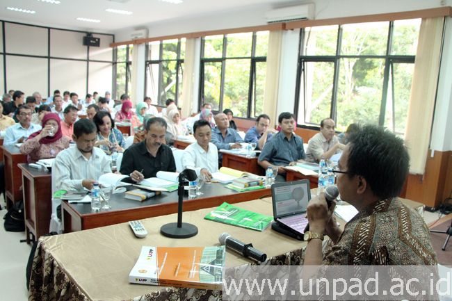Suasana Pelatihan Pengadaan Barang / Jasa Pemerintah di Aula Dekanat FMIPA Unpad Kampus Jatinangor, Senin (18/11). (Foto oleh: Arief Maulana)* *