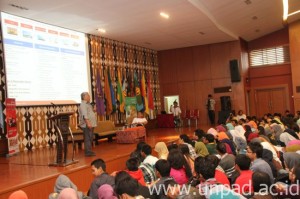 Direktur Hulu PT Pertamina (Persero), Muhamad Husen, saat memberikan kuliah umum kepada mahasiswa Unpad di Bale Santika Unpad Jatinangor (Foto: Tedi Yusup)*