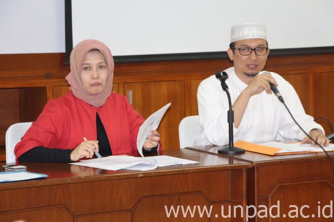 Wakil Rektor Bidang Perencanaan, Sistem Informasi dan Keuangan, Prof. Dr. Rina Indiastuti, SE., MSIE., dan Wakil Ketua Pansus RUU Tentang Perubahan Harga Rupiah, H. Ecky Awal Mucharam (Foto oleh: Erman)*