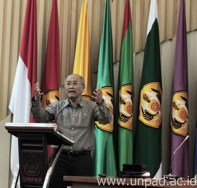 Kepala Unit Kerja Presiden Bidang Pengawasan dan Pengendalian Pembangunan (UKP4), Prof. Dr. Kuntoro Mangkusubroto, saat memaparkan keynote speechnya di seminar nasional agribisnis di Bale Sawala Unpad Jatinangor *
