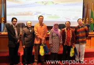 Para Pembicara Sesi Panel beserta Ketua Panitia dan Wakil Dekan  Fakultas Pertanian Unpad * 