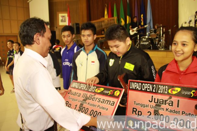 Penyerahan hadiah kepada para pemenang Kejuaraan Tenis Meja Unpad Open II di Graha Sanusi Hardjadinata Unpad (Foto oleh: Tedi Yusup)*