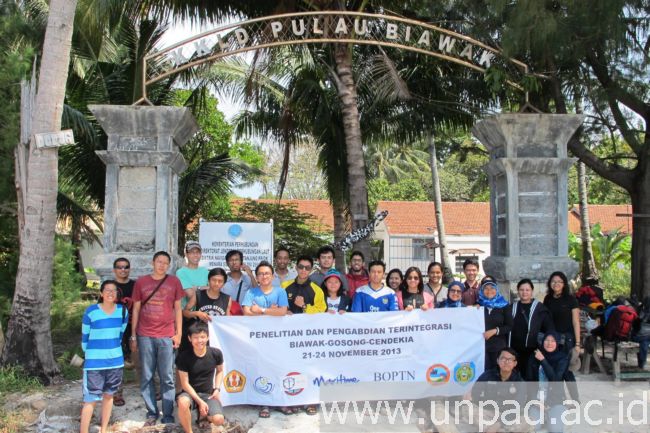 Dosen dan mahasiswa Ilmu Kelautan Unpad usai melaksanakan aksi bersih pantai tiga  pulau di Indramayu *