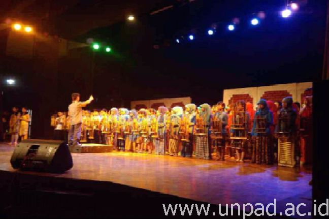 Penampilan Angklung SMPN 3 Bandung dalam Gelaran "Aksara"di Teater Tertutup Dago Tea House Bandung, Sabtu (21/12) *