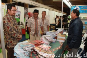 Unpad vice rector, Dr. med. Setiawan and IKAPI Jabar representative when visiting Pesta Buku Diskon 2013 at Graha Sanusi Hardjadinata Unpad