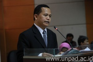 Bambang Hermanto when defending his dissertation in an open examination at Ruang Sidang Gedung Pascasarjana Unpad, Jln. Dipati Ukur 35 Bandung