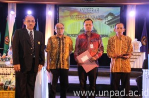Unpad rector Prof. Ganjar Kurnia (left) and Motekar Award 2013 winners