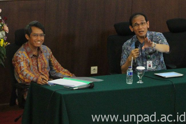 Dekan Fakultas Kedokteran Unpad, Prof. Dr. Med Tri Hanggono Achmad, dr dan Direktur Jenderal Bina Upaya Kesehatan Kementerian Kesehatan RI, Prof. Dr. Dr. Akmal Taher, Sp. U (K) (Foto oleh: Artanti)*
