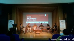 Speakers at BIES Economic Dialog on “Urbanization: Hope or Impoverishment?”, held on Monday, December 2, 2013 at Bale Rumawat, Unpad campus in Bandung.