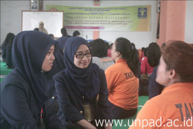Mahasiswa Fakultas Ilmu Keperawatan Unpad melakukan praktik pengkajian psikososial pada warga binaan Lapas Wanita Klas IIA Bandung *