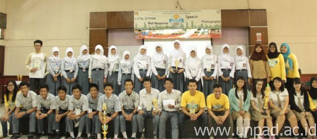 Foto bersama seluruh peserta IAC 2013 yang diselenggarakan IAAS LC Unpad di Kampus FISIP Unpad Jatinangor *