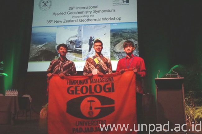 Ketiga mahasiswa FTG Unpad yang mewakili Indonesia dalam konferensi Internasional bertajuk “The 26th International Applied Geochemistry Symposium (IAGS)” pada 18-21 November 2013 di Rotorua Convention Center, Rotorua, Selandia Baru *