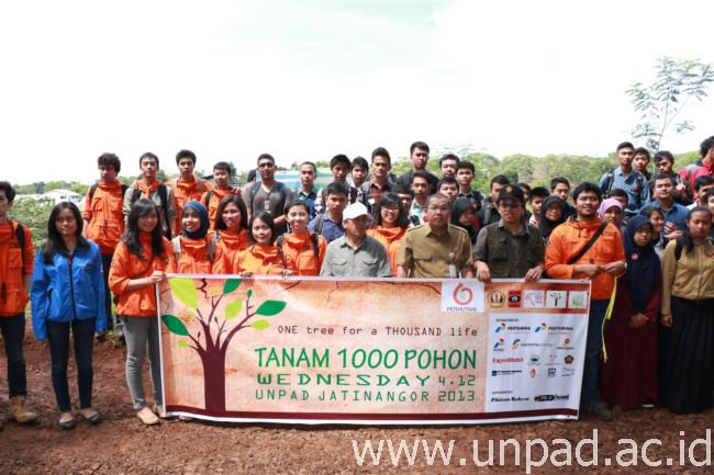 Foto bersama usai penanaman secara simbolik 1.000 pohon di Ciparanje, Desa Leles Jatingor (Foto: Dadan T.)*