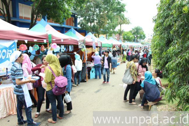 Suasana Fishtipal di Gerbang Lama kampus Unpad Jatinangor, Rabu (4/12) yang menghadirkan produk inovasi berbahan dasar hasil perikanan (Foto oleh: Arief Maulana)*