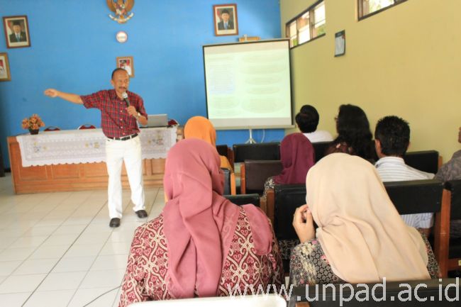 Drs. Agung Budiono, M.Si. menyampaikan materi Penciptaan dan Registrasi Arsip dalam Pelatihan Tata Kelola Arsip Desa dan Registrasi Kependudukan, Jumat, 29 November 2013, di Kecamatan Jatinangor. *