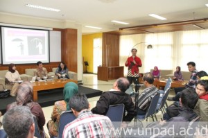 Suasana diskusi Unpad Merespons yang dipandu Kepala UPT Humas Unpad, Soni A. Nulhaqim (Foto oleh: Tedi Yusup)*