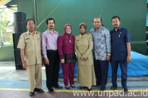 Wali Kota Banjar, Hj. Ade Uu Sukaesih, S.IP., M.Si. (keempat dari kiri) saat menghadiri sosialisasi SNMPTN di SMAN 1 Banjar (Foto oleh: Artanti Hendriyana)*