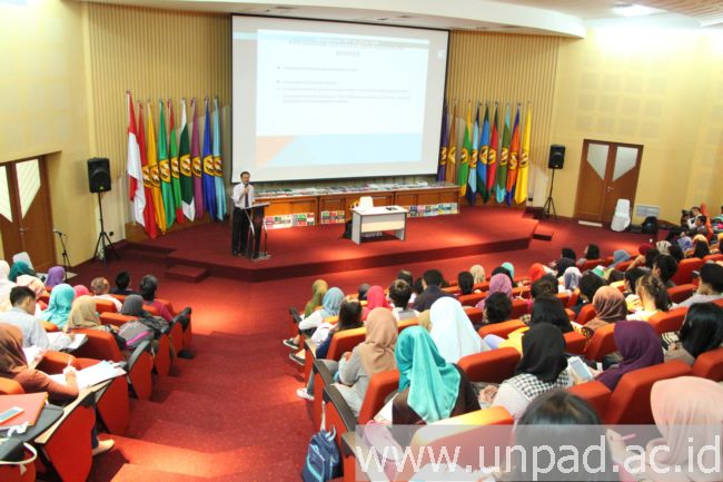 Prof. Dadang Suganda saat memaparkan kuliah umum bertema “Bahasa Indonesia Sebagai Alat Pemersatu dan Ketahanan Bangsa” dalam kuliah perdana semester genap tahun akademik 2013/2014, Senin (17/02) di Bale Sawala Kampus Unpad Jatinangor (Foto oleh: Tedi Yusup)*