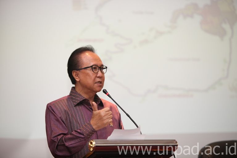 Menteri Kelautan dan Perikanan RI Sharif C. Sutardjo, saat menjadi pembicara pada Seminar Nasional dalam rangka Munas Himitekindo X di Bale Sawala Unpad, Jatinangor, Senin (3/03). (Foto: Dadan T)
