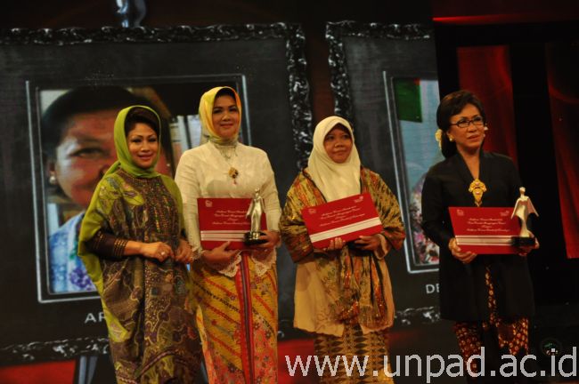 Dr. Keri Lestari Dandan, MSi, Apt (kedua dari kiri) saat menerima penghargaan Indihome Woman Awards kategori Indihome Woman Scientist & Technologist di Jakarta, Jumat (25/04) lalu *