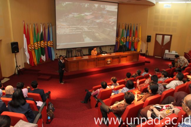 Salah satu finalis Mahasiswa Berprestasi (Mawapres) Unpad saat mempresentasikan karya ilmiahnya di Bale Sawala, Gedung Rektorat Unpad, kampus Jatinangor, Jumat (2/05). (Foto oleh: Tedi Yusup)*