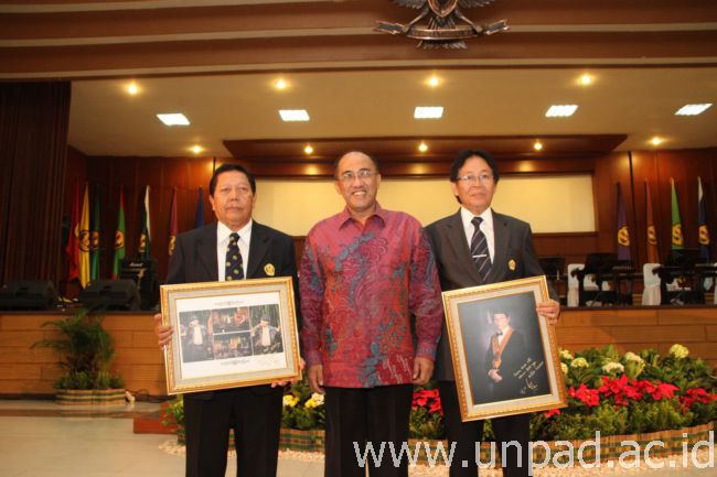 Rektor Unpad, Prof. Ganjar Kurnia, diapit oleh Prof. Tuhpawana P. Sendjaja dan Prof. Sadeli Natasasmita (Foto oleh: Tedi Yusup)*