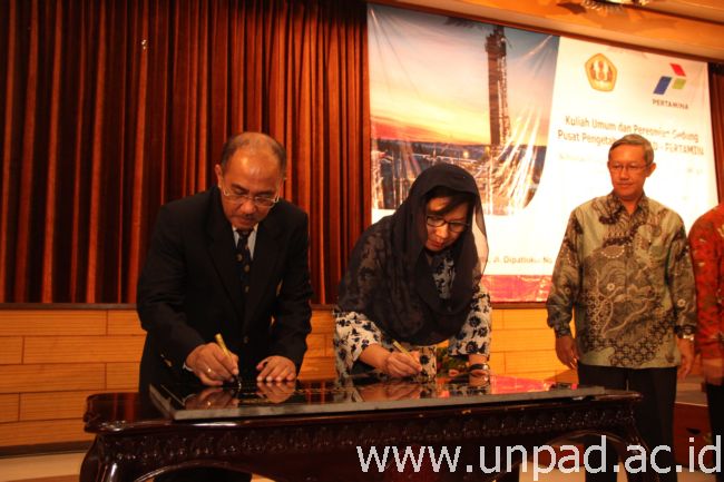 Rektor Unpad, Prof. Ganjar Kurnia, dan Direktur Utama PT Pertamina, Karen Agustiawan, menandatangani prasasti peresmian Gedung Pusat Pengetahuan Unpad-Pertamina di Aula Unpad Jln. Dipati Ukur 35 Bandung, Jumat (23/05). (Foto oleh: Tedi Yusup)*