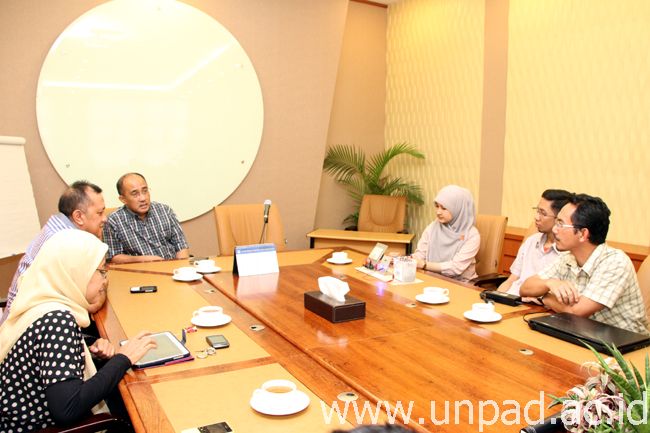 Pertemuan pihak Unpad dengan PT Grafindo Nusantara membahas perkembangan kerja sama yang telah dilakukan. Pertemuan berlangsung di Gedung Rektorat unpad Jatinangor (Foto oleh: Tedi Yusup)*