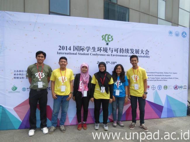 Retno Kusuma Ningrum, kedua dari kanan (baju biru), bersama peserta dari Indonesia lainnya saat mengikuti kegiatan ISCES 2014 di Shanghai Cina.*