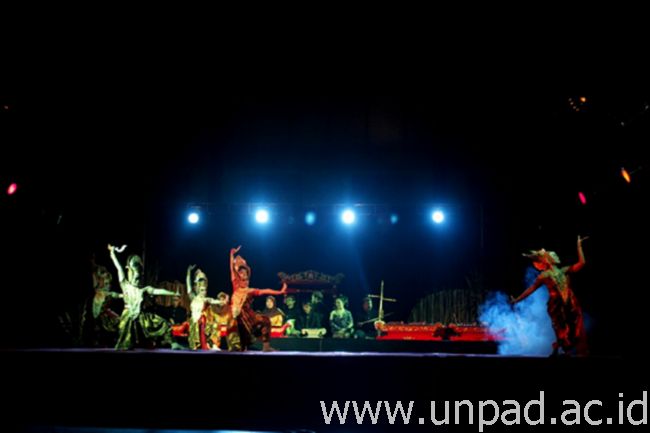 Pementasan Mandiri bertajuk “Sawindu” oleh UKM Lises Unpad di Bale Santika Unpad Jatinangor, Sabtu (7/06) *
