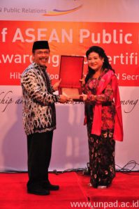 Prof Deddy Mulyana, MA., Ph.D menerima penghargaan yang disampaikan oleh Prita Kemal Gani, MBA, MCIPR, APR, Ketua Perhumas Indonesia pada acara Inagurasi ASEAN Public Relations Network di Sekretariat ASEAN Jakarta, Senin malam (2/6). *