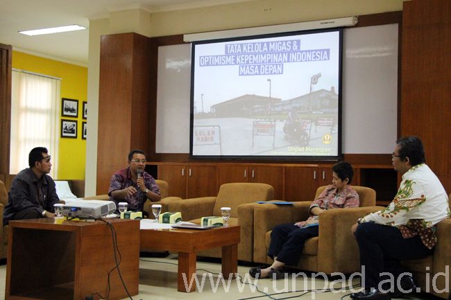 Para pembicara Unpad Merespon (dari kiri-kanan) Kusairi, Dr. Ir. H. Edy Sunardy, M.Sc.,  Dr. Ida Nurlinda, S.H., M.H., dan moderator, Yayan, S.E., M.Si., Ph.D. (Foto: Arief Maulana)