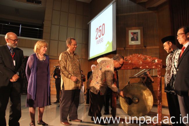 Wakil Menteri Pariwisata dan Ekonomi Kreatif RI, Dr. Sapta Nirwandar, SE. saat membuka 10th Biennial Convention of the Pacific and Asian Communication Association PACA 2014 di Graha Sanusi Hardjadinata Unpad Bandung, Selasa (24/06). (Foto oleh: Tedi Yusup)*