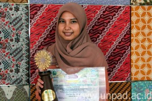 Lonita Rizki Kamalia, bersama dengan dua teman lainnya sefakultas, Rininta Khairunnisa dan Alia Sulistiyanti, meraih juara pertama kategori "Kemasan Produk" (Foto oleh: Arief Maulana)* 
