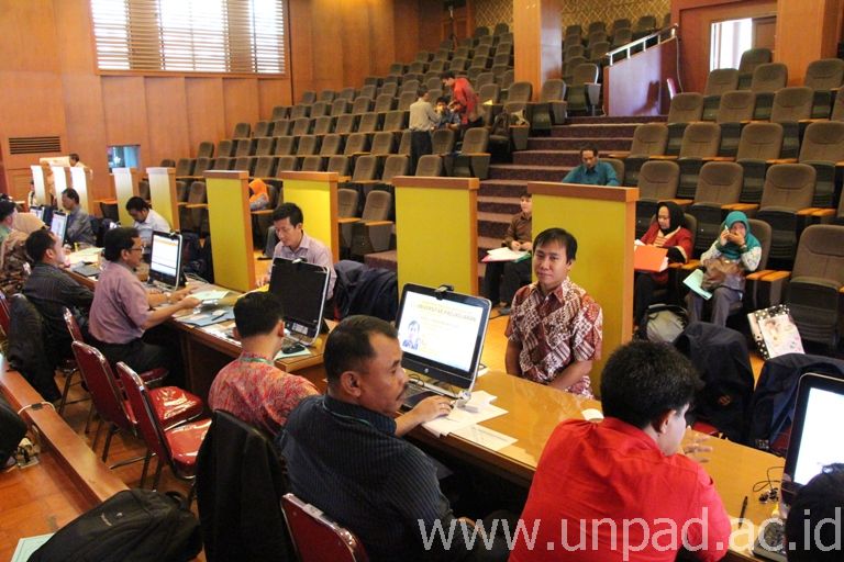 Suasana registrasi administrasi mahasiswa baru Pascasarjana Unpad di Bale Santika, Jatinangor, Rabu (25/6). (Foto: Arief Maulana)
