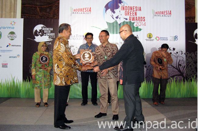 Ketua LPPM Unpad, Prof. Wawan Hermawan saat menerima piagam penghargaan IGA 2014 dari Menteri Perindustrian MS. Hidayat *