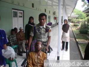 Salah seorang pasien usai menjalani operasi mata  katarak *