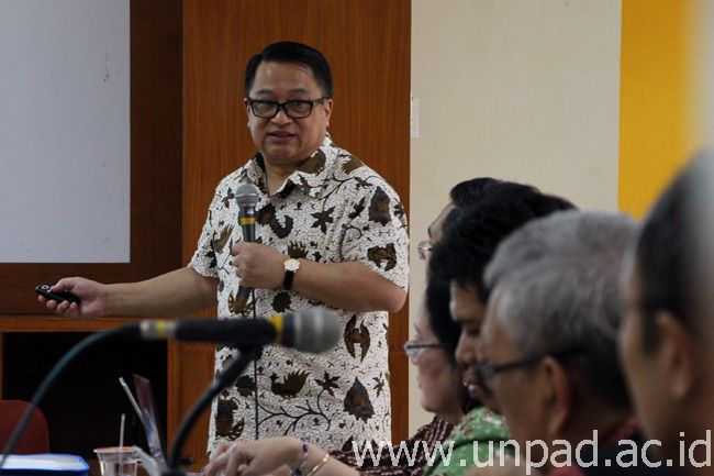 Prof. Dr. Johannes Gunawan, S.H., LL.M., saat menjelaskan tentang rancangan perubahan PTN menjadi PTN BH di hadapan Forum 4 PTN menuju PTN BH Unpad-Unhas-ITS-Undip” di ruang Executive Lounge Unpad Kampus Iwa Koesoemasoemantri, Bandung, Jumat (22/08). (Foto: Arief Maulana)*