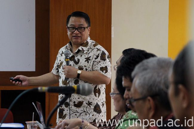 Prof. Dr. Johannes Gunawan, S.H., LL.M., saat menjelaskan tentang rancangan perubahan PTN menjadi PTN BH di hadapan  Forum 4 PTN menuju PTN BH Unpad-Unhas-ITS-Undip” di ruang Executive Lounge Unpad Kampus Iwa Koesoemasoemantri, Bandung, Jumat (22/08). (Foto: Arief Maulana)*