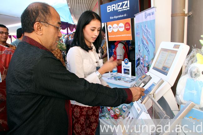 Rektor Unpad, Prof. Ganjar Kurnia, mencoba cara penggunaan kartu elektronik dalam Gerakan Nasional Non Tunai di Bale Santika Unpad Jatinangor, Kamis (4/09) kemarin (Foto oleh: Tedi Yusup)*