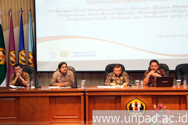 Narasumber dan moderator pada “Seminar Nasional Penelitian dan Kebijakan Sosial Ekonomi Kelautan dan Perikanan Tahun 2014” di Bale Sawala Gedung Rektorat Unpad Kampus Jatinangor, Rabu (24/09). (Foto oleh: Tedi Yusup)