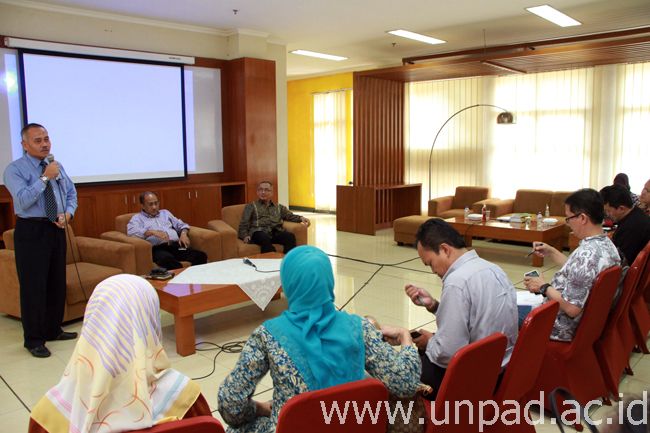 Pelepasan dosen Unpad yang akan melakukan magang profesi pada sejumlah instansi/lembaga di Executive Lounge Gedung Rektorat Unpad Bandung, Rabu (22/10). (Foto oleh: Tedi Yusup)* 