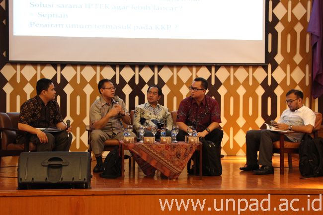Para pembicara dan moderator kegatain "Temu Nasional: Indonesia Menuju Poros Maritim Dunia”. yang diselenggarakan Fakultas Perikanan dan Ilmu Kelautan (FPIK) Unpad di Bale Santika, Unpad Jatinangor, Senin (6/10). (Foto oleh: Artanti)*